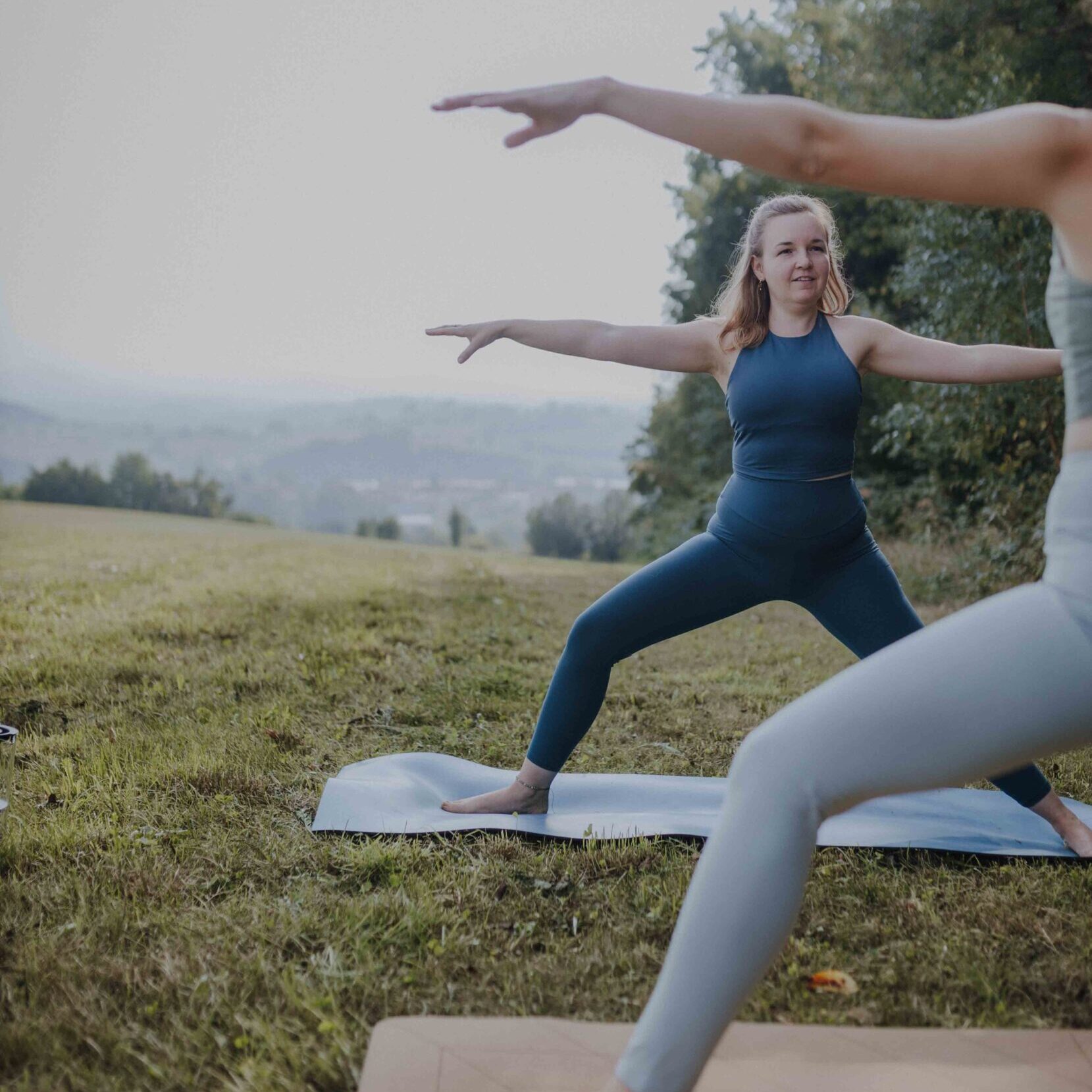 yoga pose krieger zwei yogakurse günstig Was mir als Yogalehrerin besonders wichtig ist in Niederbayern Waldunwind yoga und naturkräuter bayerischer wald niederbayern bei Passsau