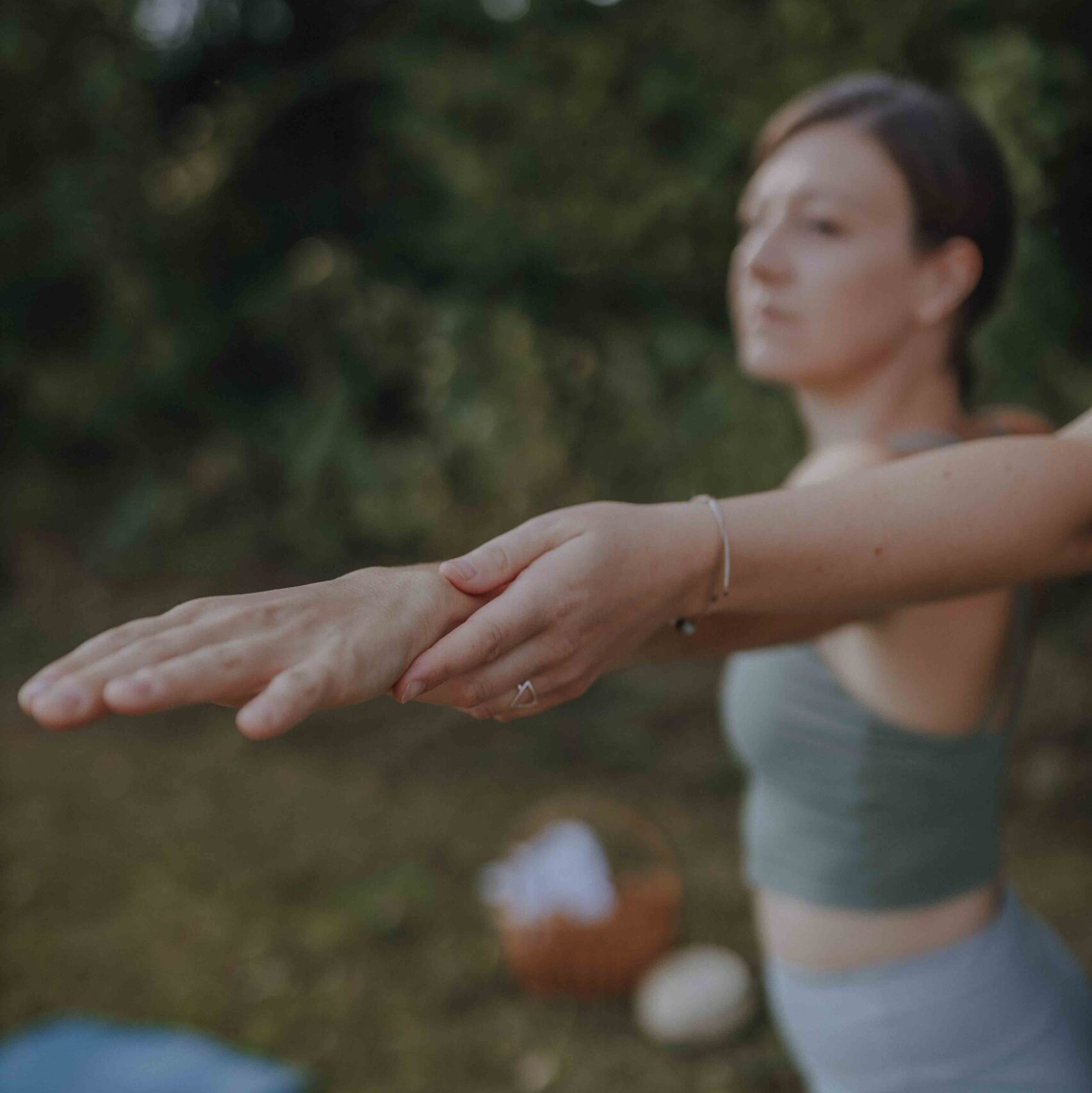 yoga post krieger 1 yogastunden moants abo yoga Was mir als Yogalehrerin besonders wichtig ist in Niederbayern Waldunwind yoga und naturkräuter bayerischer wald niederbayern bei Passsau